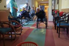 Mieszkańcy z segm. E2 podczas grupowych zajęć usprawniających z fizjoterapeuta rzut do celu