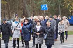 Przejście przedstawicieli samorządu miejskiego, instytucji i mieszkańców Bornego Sulinowa spod Kościoła pod Urząd Miejski