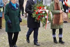 Zastępca dyrektora DPS wraz z przedstawicielami bornenskiego DPS składa wieniec pod pomnikiem ofiar totalitaryzmu hitlerowskiego i sowieckiego