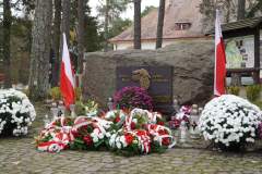 Pomnik ofiar totalitaryzmu hitlerowskiego i sowieckiego przed bornenskim Ratuszem
