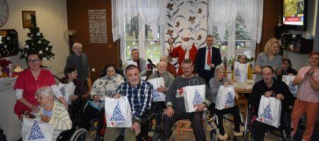 Mieszkańcy borneńskiego DPS otrzymali prezenty od Fundacji Biedronki